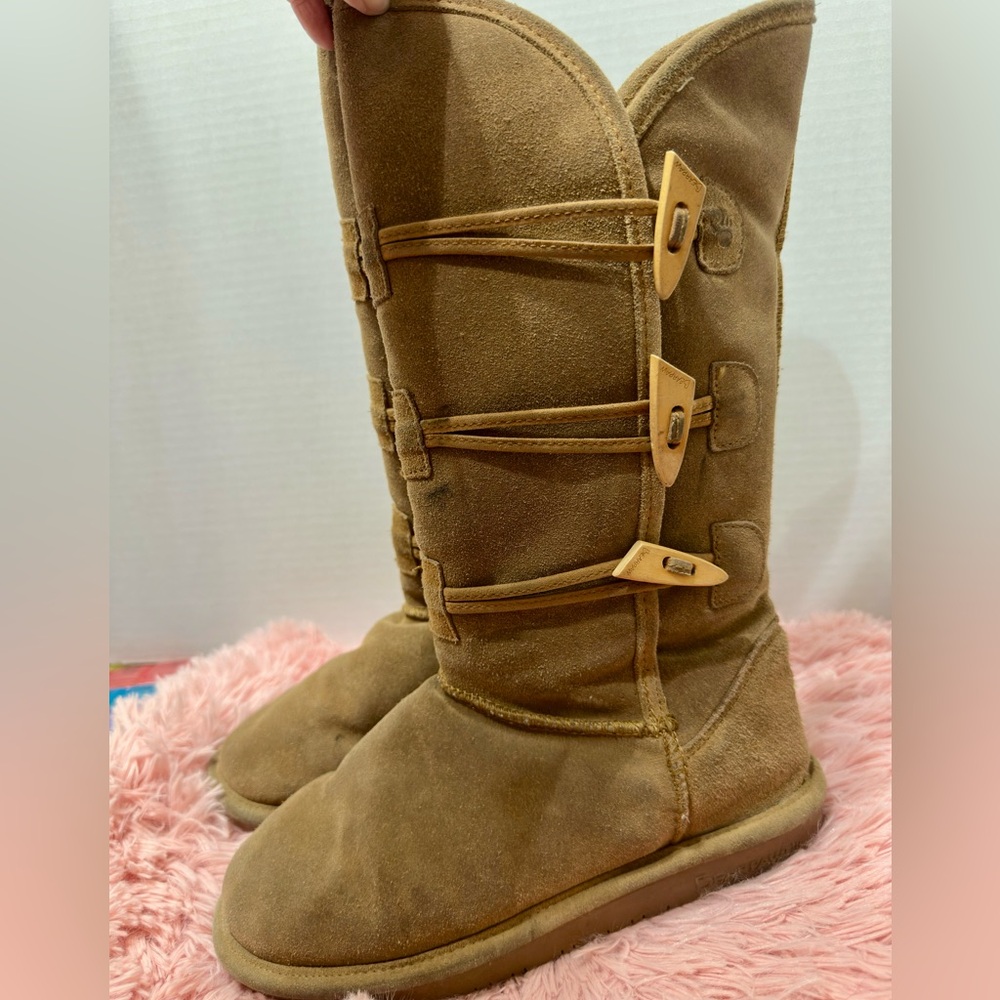 EUC BearPaw Women's Tan Tall Suede Winter Boots Toggle‎ Accents Size 7